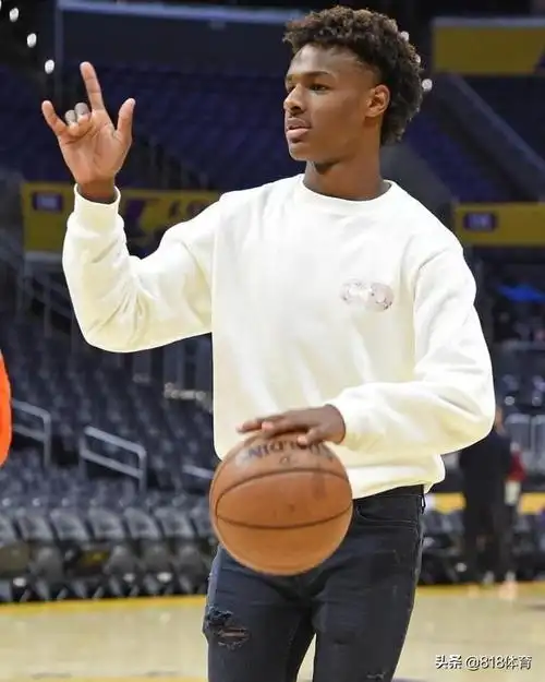 一脸羡慕詹皇看妻子为布朗尼做爆炸头老詹儿啊你头发太多了吧