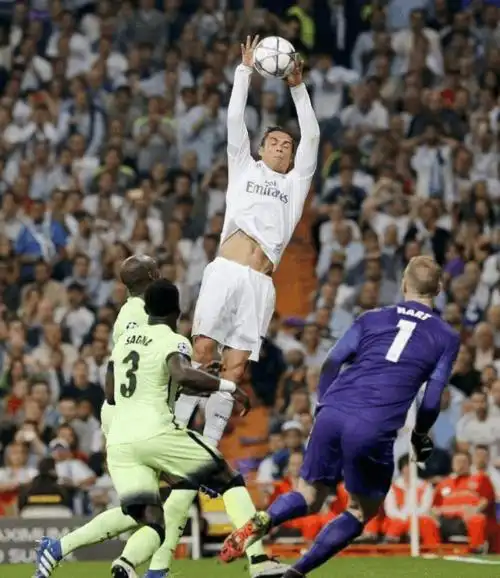 世界杯葡萄牙对摩洛哥 c罗头球破门 空中漫步的庆祝动作无视引力