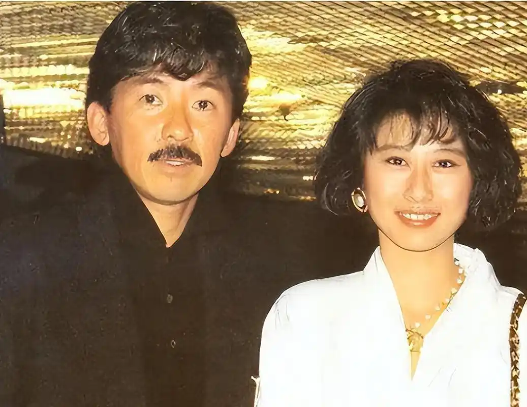 叶倩文现身林德信婚礼,林子祥与前妻吴正元拥抱,网友热议 早前,林子祥