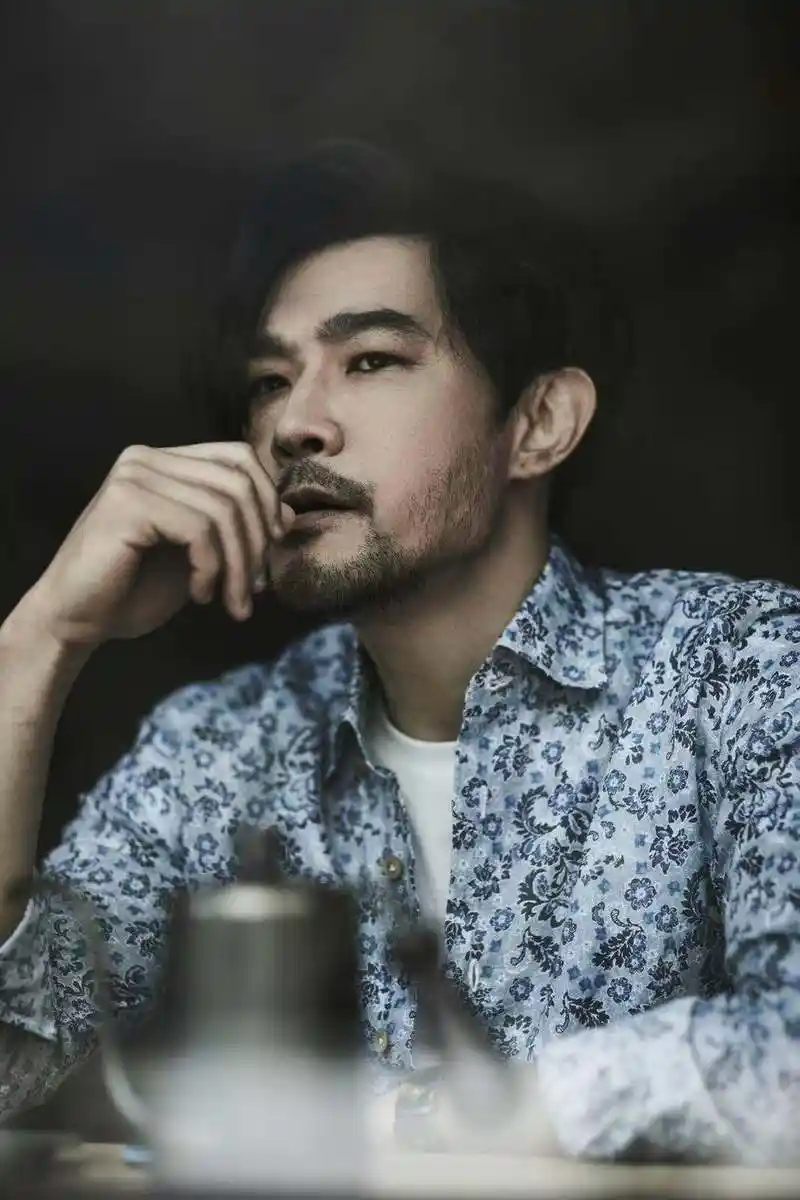 黄维德新形象曝光尽显优质雅痞大叔范儿