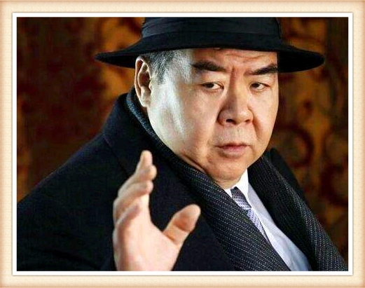 说到这位演员相信大家一定非常熟悉,看上个世纪的香港影片差不多都