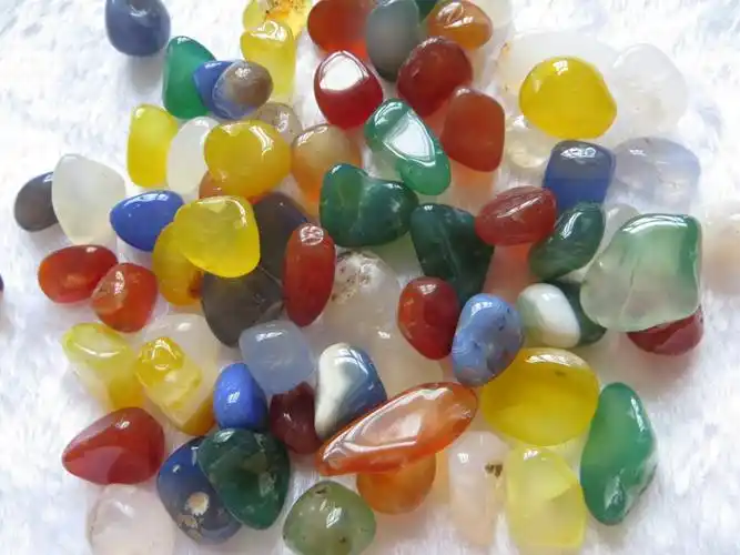 七彩水晶颗粒原石碎石水晶碎石消磁供佛七宝供曼扎鱼缸装饰七宝石白