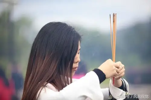 今天是腊月十五瞻仰南海观音拜佛祈福祈愿吉祥安康