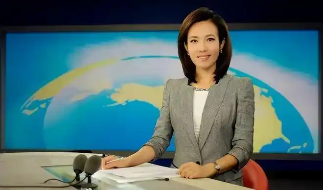 央视美女主持人宝晓峰生活照网友长相不算特别惊艳但有特点