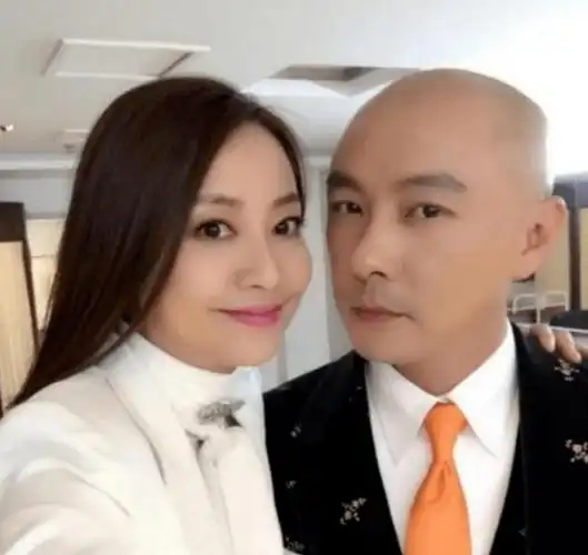 张卫健为自己庆生显孤独,与女子分居一年多,56岁至今还没有孩子_荧屏