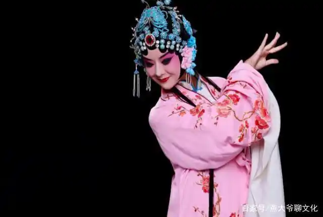 服饰装扮是中国戏曲舞台美术的组成部分,京剧的服装是怎么来的?