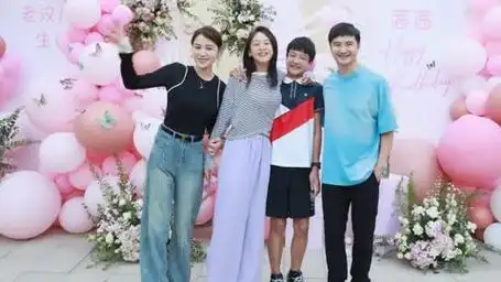 田亮叶一茜一家花式摆拍,脸挨脸玩脑袋叠叠乐,一家人共用一张脸