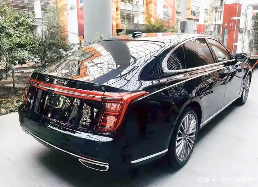 红旗h9纯黑色五座版实车,气场真的是比奥迪a6奔驰e级强大太多了