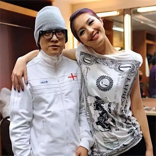 港乐天后杨千嬅罕见哭诉,被网暴有家回不得的五年!