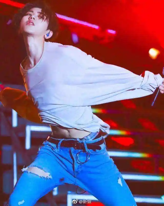 【今夜互动】 极品腹肌look~李现,蔡徐坤,张艺兴,陈伟霆,鹿晗,易烊