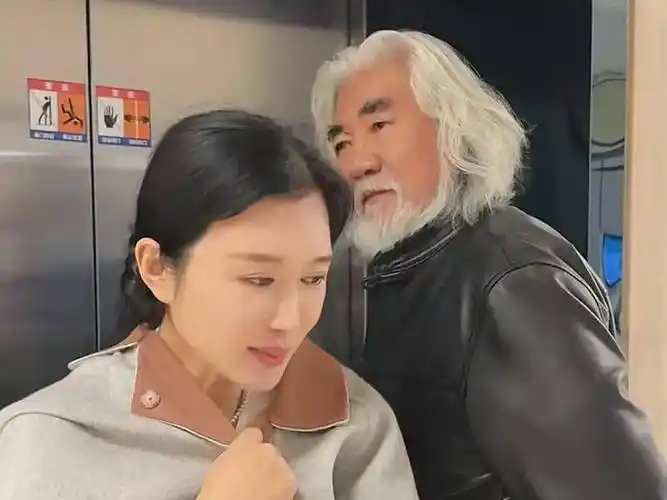 72岁张纪中陪42岁妻子产检3个担忧张纪中的表现让人意外