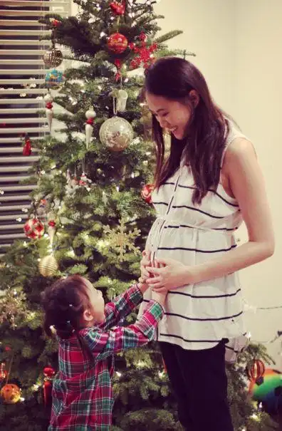 大s为生二胎胖到160斤 身材走形也要穿粉衫