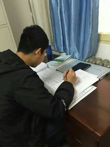 资料员整理工程资料.