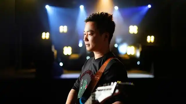 吉他天空翻唱《红尘来去一场梦》,沧桑嗓音唱尽人生,太有感觉了