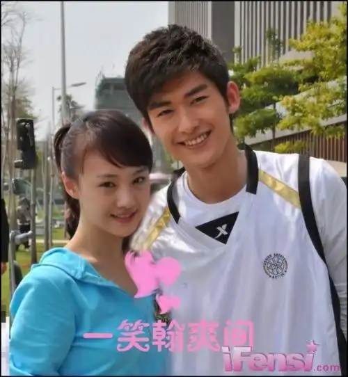 求一起又看流星雨张翰与郑爽的剧照,照片只能有她们两?