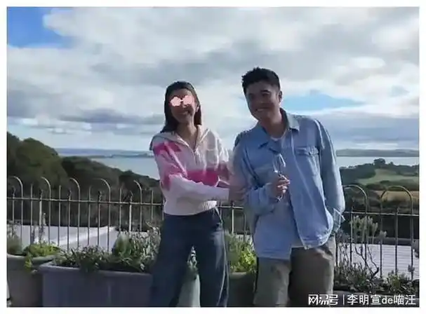 陈赫陪张子萱回娘家瘦得明显,与俩女儿扮麻雀卖萌,张子萱帮拍照