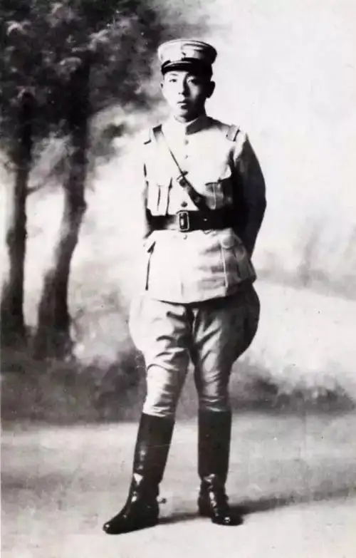 现场有不少市民簇拥着了解张学良的生平故事,其中不乏一些年轻人