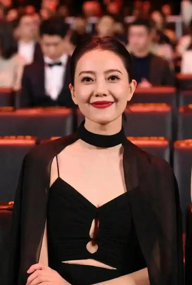 在微博之夜活动上,44岁的高圆圆艳压34岁的杨颖和41岁的佟丽娅.