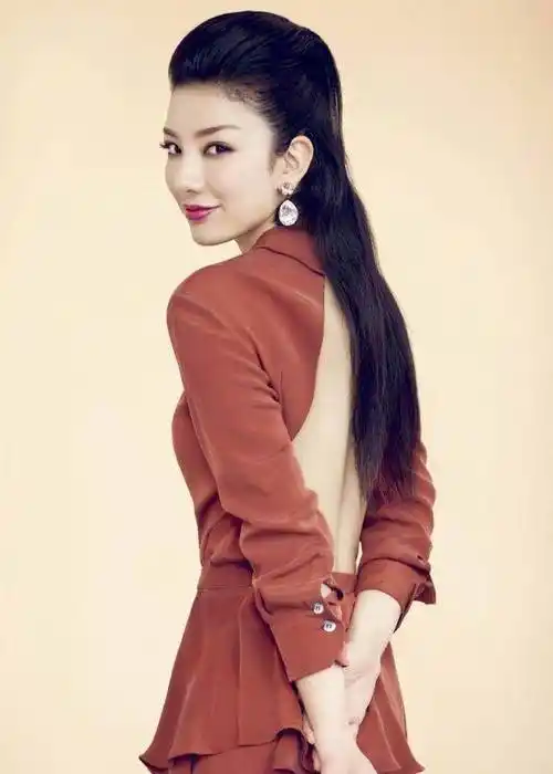 黄奕有很多作品但小编印象最深刻的就是在杜琪峰的《毒战》中饰演的女