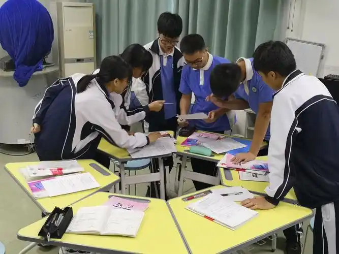 学生们在积极讨论