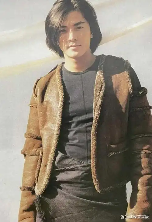 郑伊健演唱会造型大翻车,网友辣评:发型似何超琼,身材像贾玲