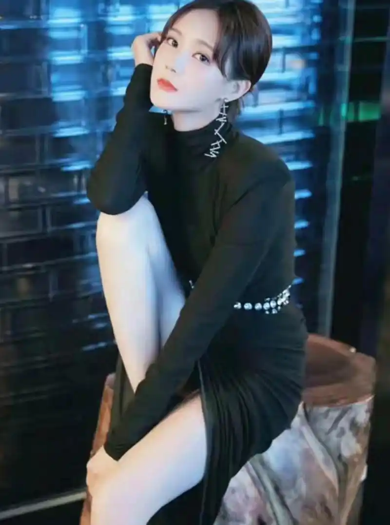 网友:李一桐身材绝了,连衣裙配大红唇性感撩人,美腿真诱人,妥妥的大