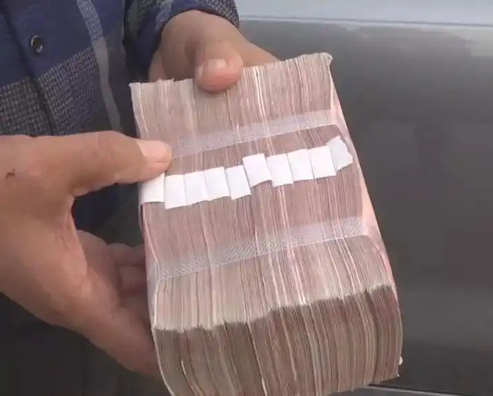 男子不慎丢失30万现金兵哥哥路边捡到后全数归还