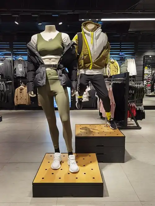 女子模特陈列后