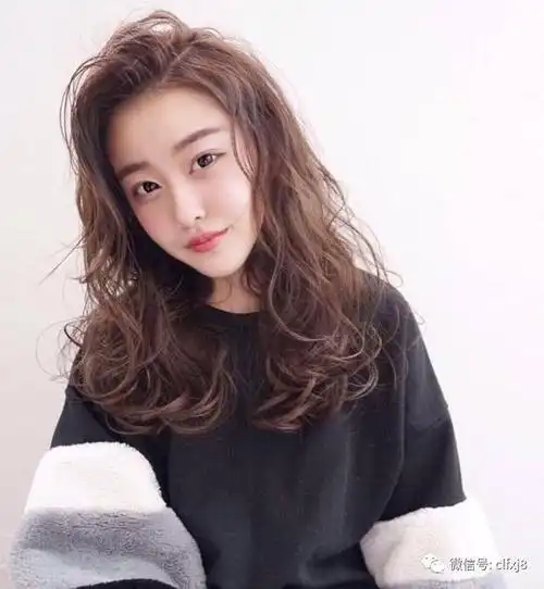 这款也是中发的偏长的长度,但是卷发更活泼,特别是s型长刘海,非常凸显