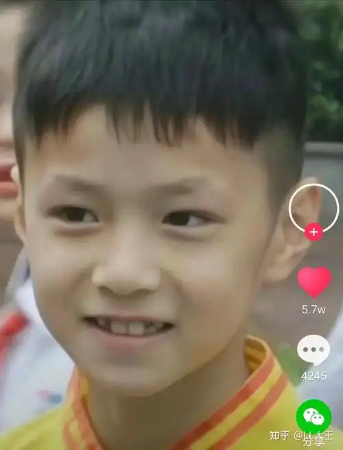 今天刷到时代少年团刘耀文小时候的寸头照,我惊了,连大门牙和我弟都是