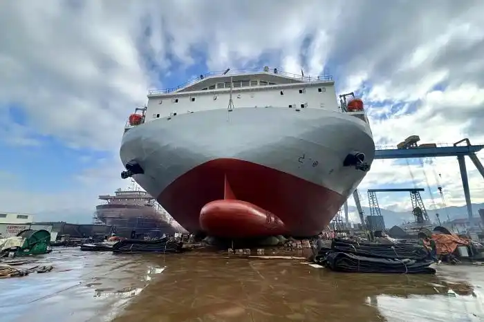 又一艘国际领先的重大件特种货物运输船下水——上海热线