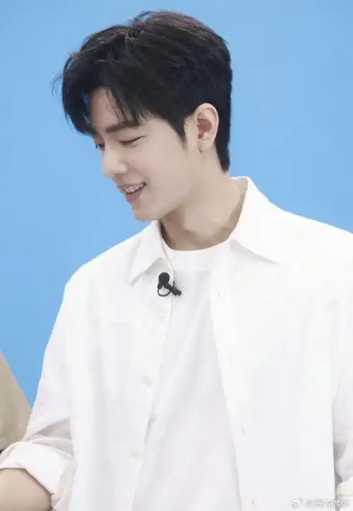 不得不说肖战和白色适配度好高,一袭白衣将绅士优雅的气质诠释到极致!