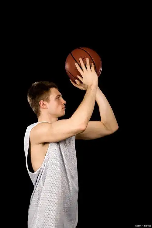 投篮的正确手型和姿势是篮球运动中最为关键的基本功之一.