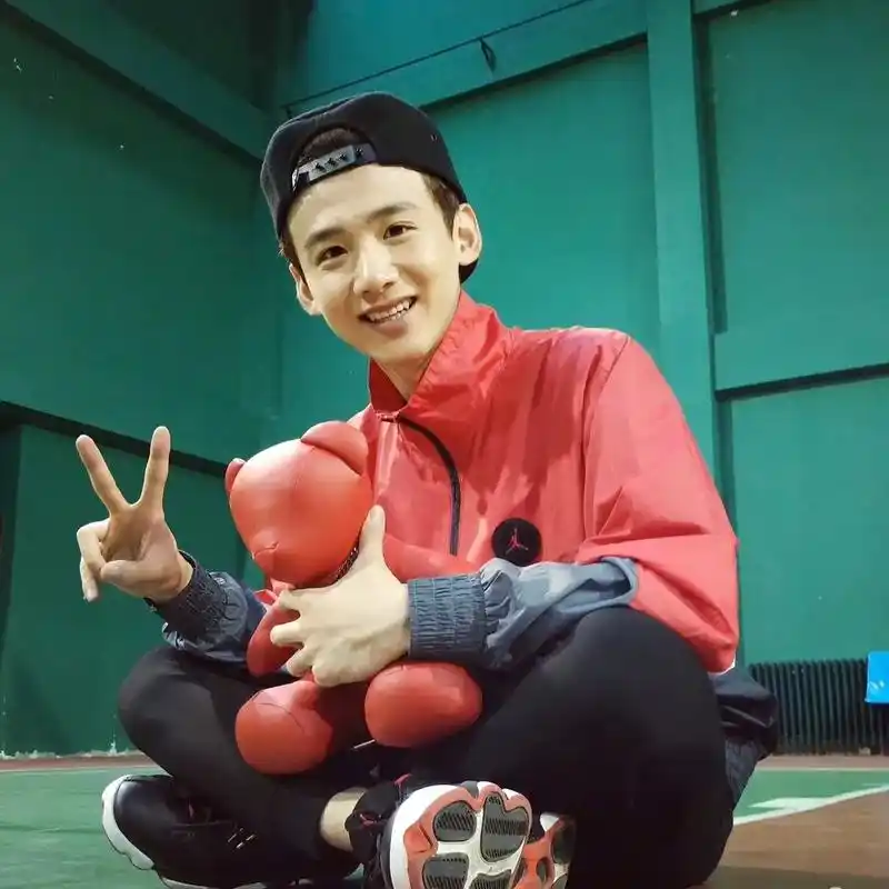 白敬亭 我可以跟在你身后像影子追着光梦游…#前奏一响拾起多 - 抖音