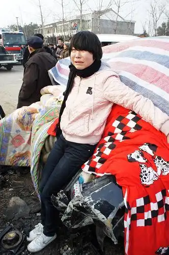 安徽六安严重车祸造成四死一伤 事故致公路堵塞