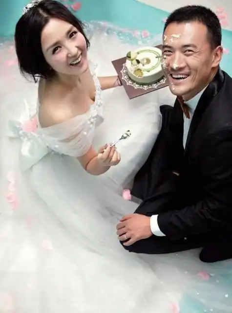 和何洁离婚7年!赫子铭宣布再婚喜讯,现任妻子出镜温柔声音甜美