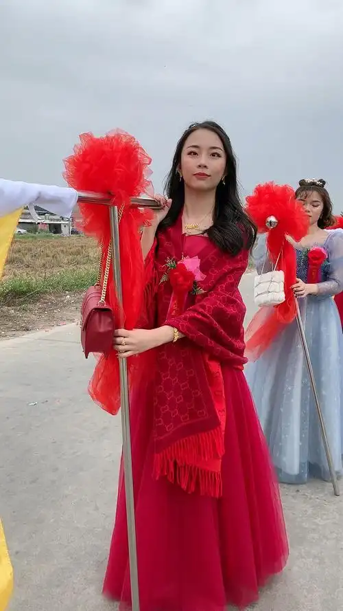 广东潮汕女孩真好看未出阁才能抬标旗