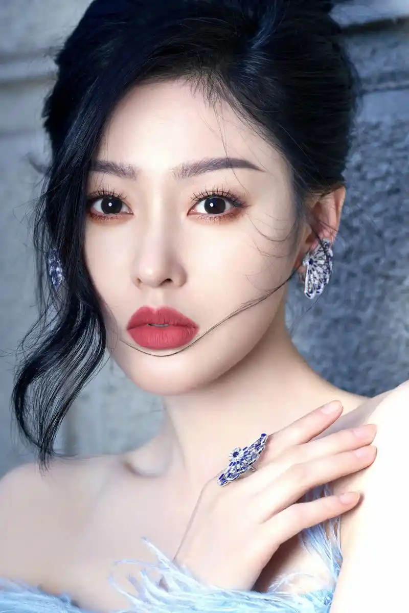 张天爱文荣奖红毯造型一抹淡蓝色羽毛裙,优雅迷人