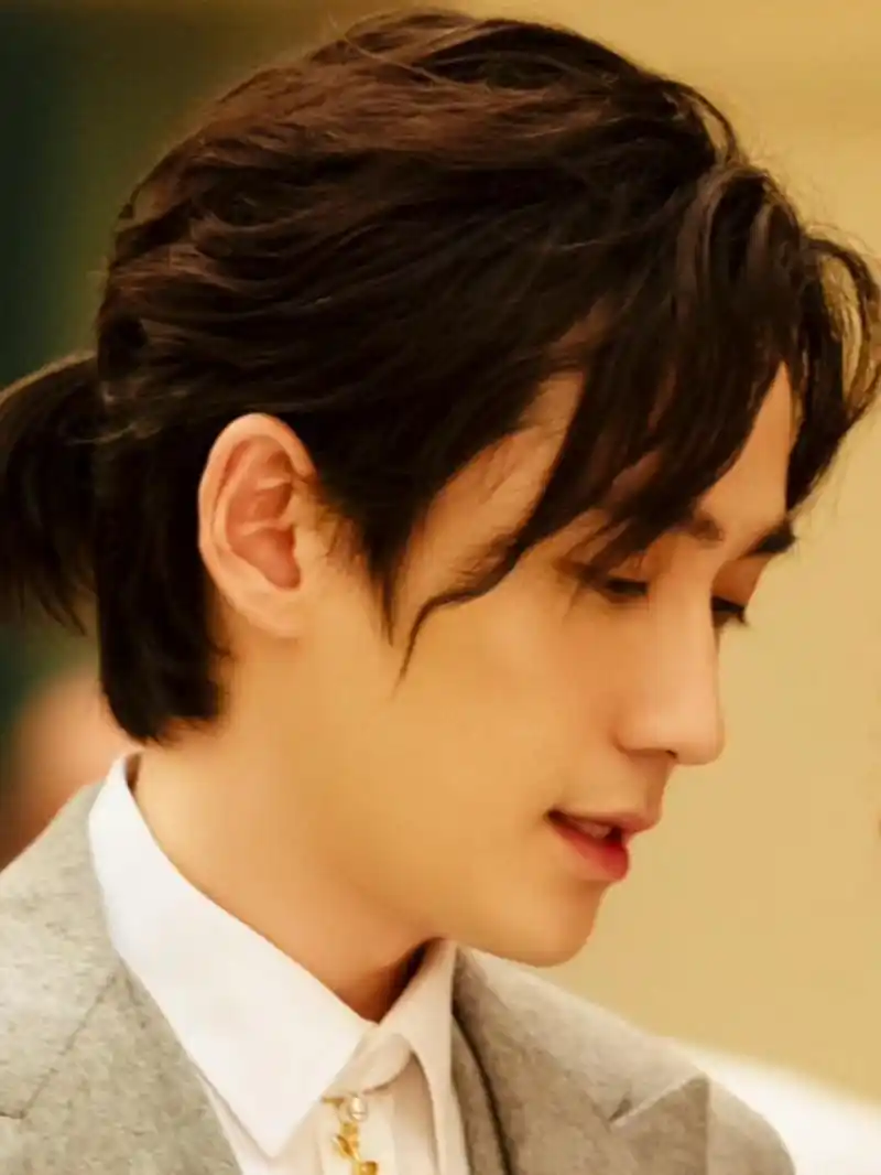 演员朱一龙造型一向都是为角色服务,和井然一样的长发,却是完全不同