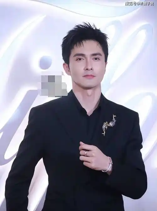 41岁的高伟光穿了一身帅气的西装,眉宇之间都充满了男人味,他西装上衣