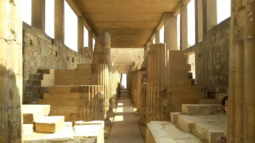 这里最著名的是阶梯金字塔和沙卡拉墓地.