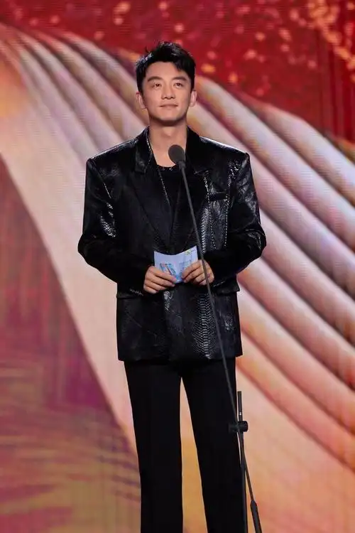 恭喜恺boss郑恺荣获年度观众喜爱演员步履不停坚持光影初心不变