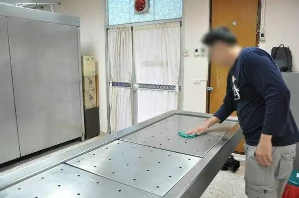 最狠酒驾处罚,莫过于送去太平间清理尸体,近日