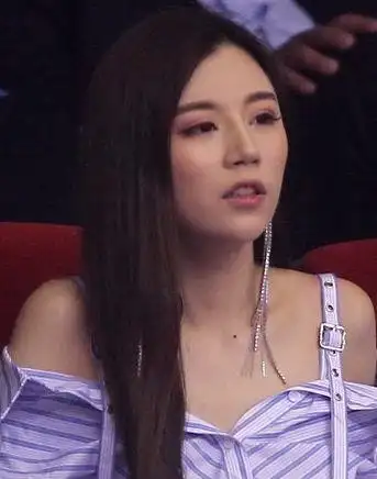 同样是到场观战!周鹏爱妻甜美,莫泰妻子兴奋,小丁女友却成焦点