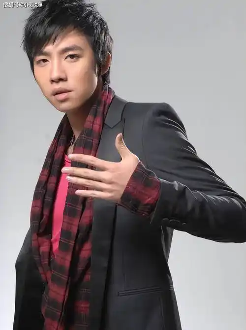 他曾是杨幂的前男友,当初因片场烧伤毁容,如今34岁依旧单身!