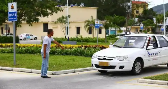 女学员练车真惊险无视教练指挥开车狂奔教练气得直接扔鞋