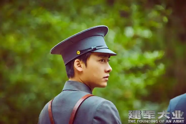 李易峰建军大业演出获革命先辈后人肯定我和家人看到了一个充满元气和