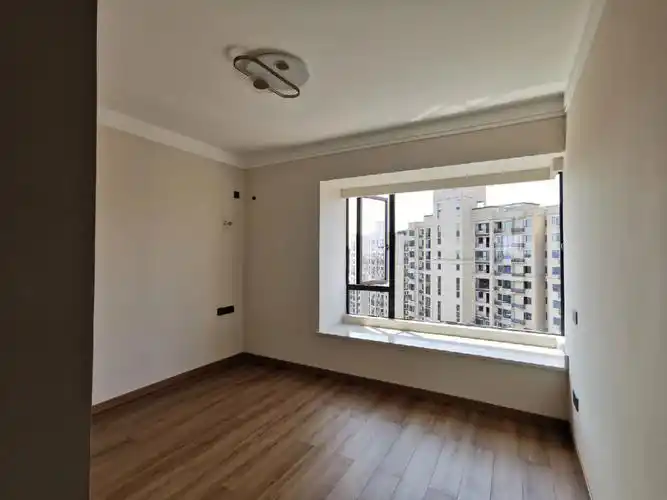 装修接近尾声啦,今天装窗帘和装电器的师傅来了,还差点家具…#我的