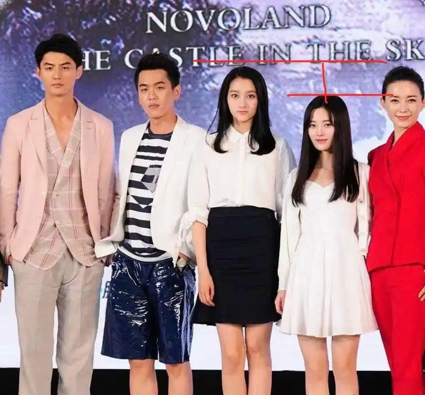 鞠婧祎官方身高是159,她与173的关晓彤同框时差了半个头,看起来好像也