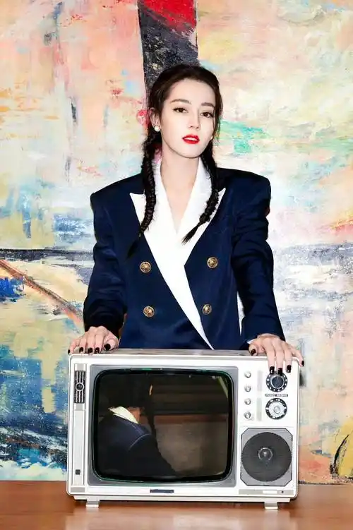 迪丽热巴的私服穿搭看起来更随意,日常的发型也以简